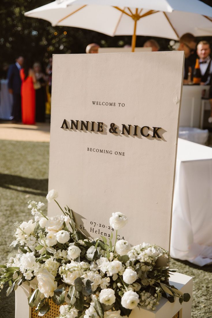 3D lettering sign Annie & Nick with white flowers